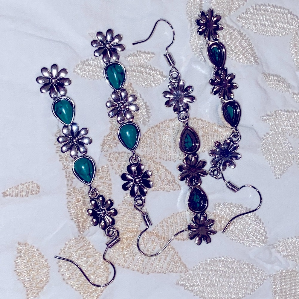 NWT Silver Flowers w/Turquoise Dangling Earrings- About 2.5” Long- Cute w/Jeans - Picture 8 of 16
